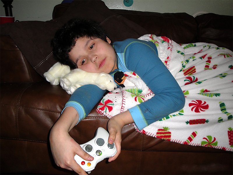 игровая зависимость у ребенка - спит с джойстиком в руках