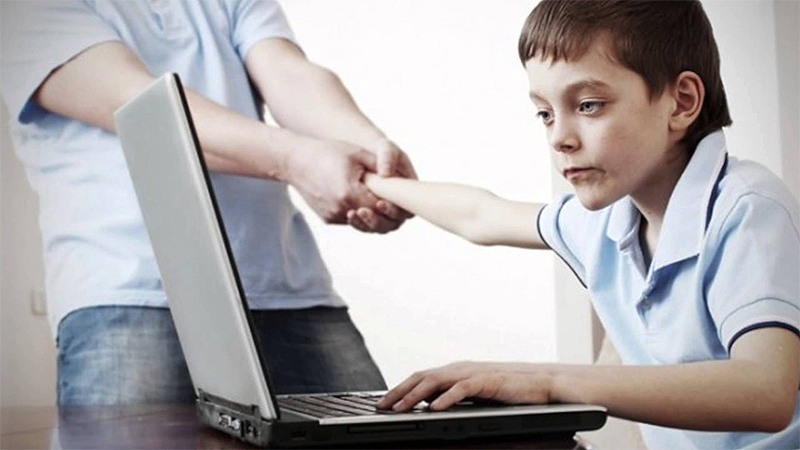 ребенок не может оторваться от ноутбука