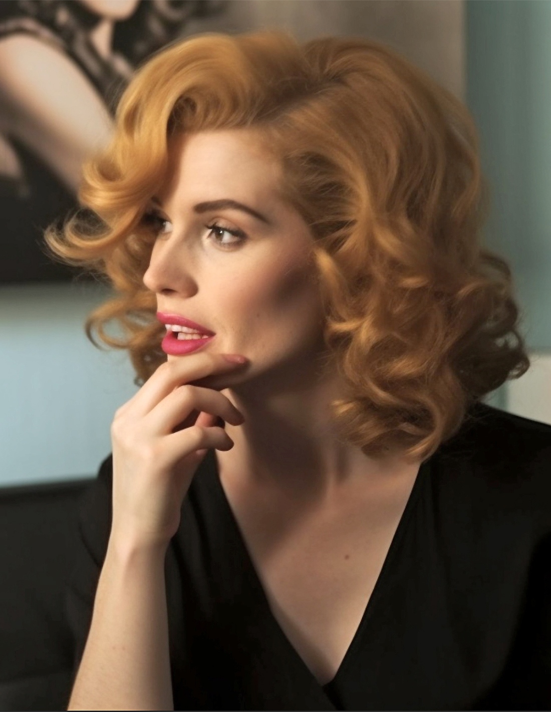 Жесты-иллюстраторы: молодая женщина касается своего лица