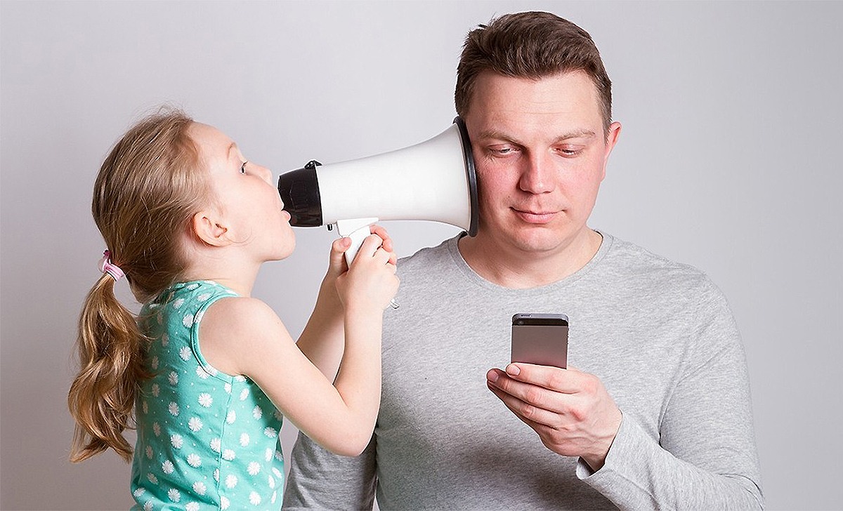 Отец завис в смартфоне и забыл о своей дочери