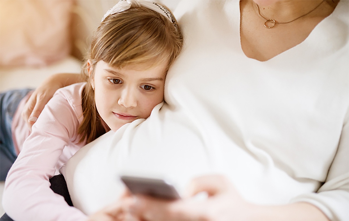 Мать не может выпустить гаджет из рук, чтобы побыть со своей дочерью