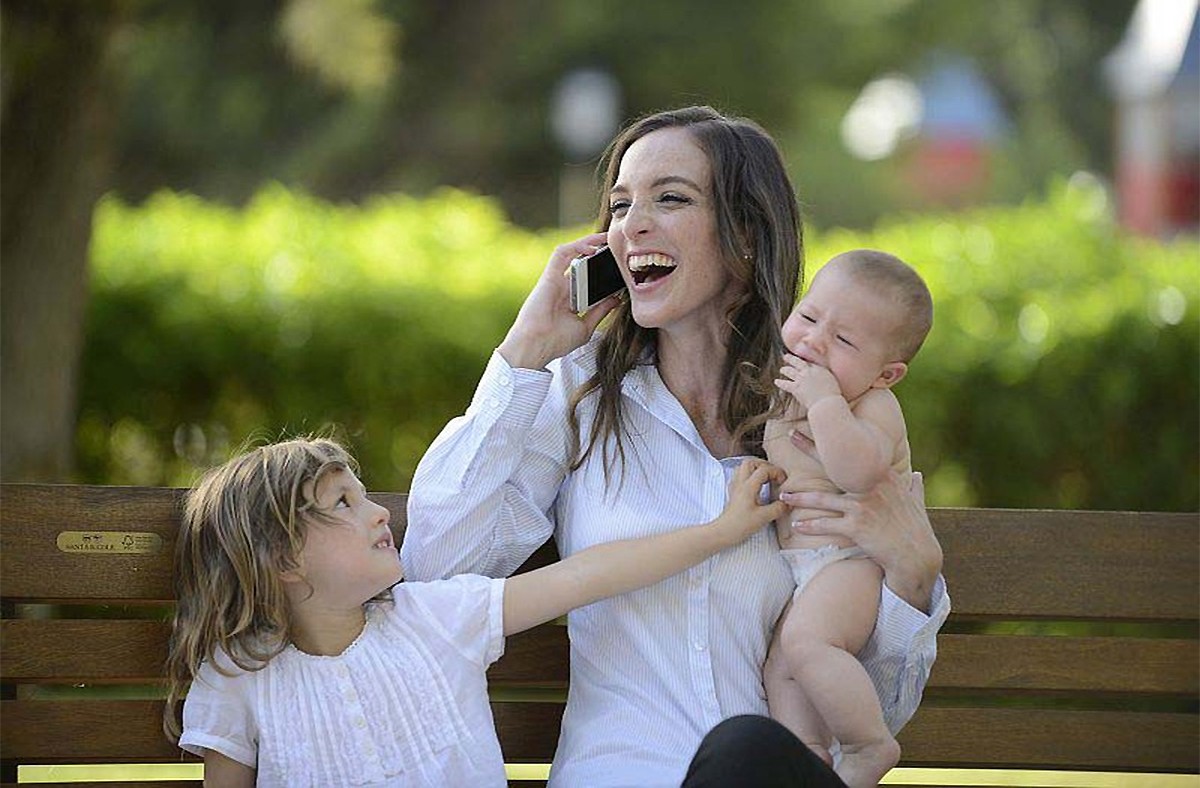 Когда мать тратит на телефонные разговоры с подругами больше времени, чем на своих детей